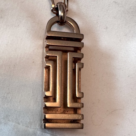 ✨ Tory Burch Rose Gold-Tone Logo Pendant Necklace – Chic, Sleek & Fabulous ✨ - Picture 4 of 16